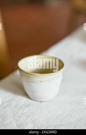 Tasse en céramique sur un textile, lumière de studio Banque D'Images