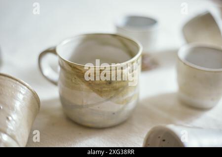 Tasse en céramique sur un textile, lumière de studio Banque D'Images