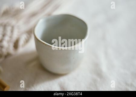 Tasse en céramique sur un textile, lumière de studio Banque D'Images