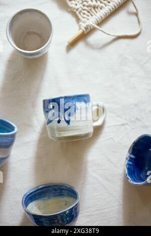 Tasse en céramique sur un textile, lumière de studio Banque D'Images