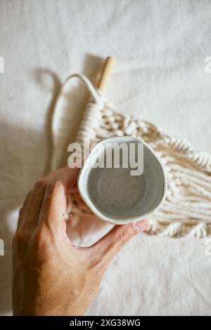 Tasse en céramique sur un textile, lumière de studio Banque D'Images