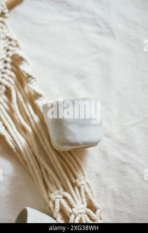 Tasse en céramique sur un textile, lumière de studio Banque D'Images