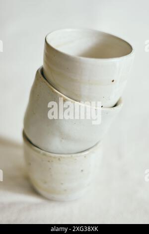 Tasse en céramique sur un textile, lumière de studio Banque D'Images