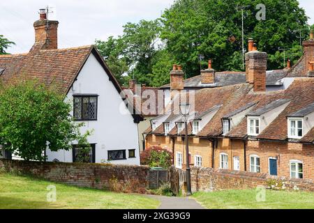 Une vue sur les vieux cottages en face du cimetière de St Nicholas, Castle Hedingham Banque D'Images