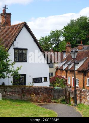 Une vue sur les vieux cottages en face du cimetière de St Nicholas, Castle Hedingham Banque D'Images
