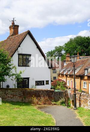 Une vue sur les vieux cottages en face du cimetière de St Nicholas, Castle Hedingham Banque D'Images
