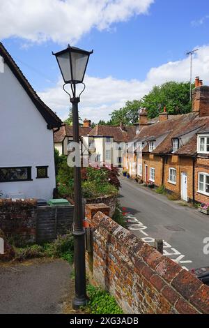 Une vue sur les vieux cottages en face du cimetière de St Nicholas, Castle Hedingham Banque D'Images
