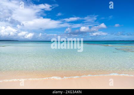 Vague bleue douce sur la plage de sable propre. Banque D'Images