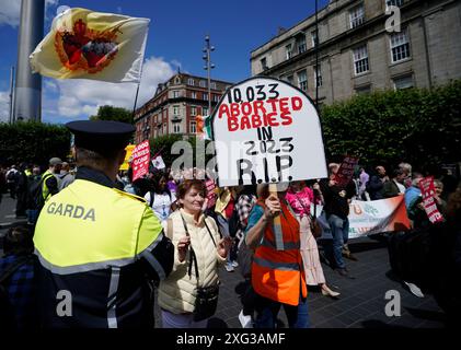 Des manifestants pro-vie prennent part à une marche du Rally for Life depuis Parnell Square à Dublin. Date de la photo : samedi 6 juillet 2024. Banque D'Images