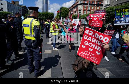 Des manifestants pro-vie prennent part à une marche du Rally for Life depuis Parnell Square à Dublin. Date de la photo : samedi 6 juillet 2024. Banque D'Images