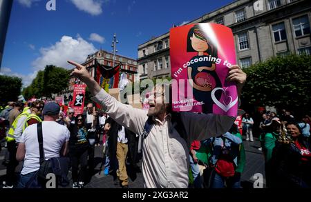 Des manifestants pro-vie prennent part à une marche du Rally for Life depuis Parnell Square à Dublin. Date de la photo : samedi 6 juillet 2024. Banque D'Images