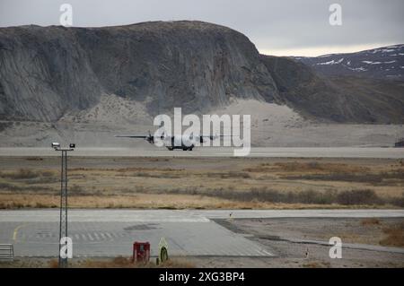 Hercules C130 de l'US Air Force à l'aéroport international de Kangerlussuaq, Groenland Banque D'Images