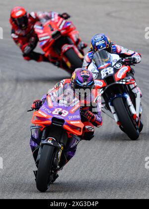 Hohenstein Ernstthal, Allemagne. 06 juillet 2024. Motorsport/Motorcycle : Grand Prix d'Allemagne, Sachsenring, MotoGP, course de sprint, Jorge Martin (avant) d'Espagne de l'écurie Prima Pramac Racing Team gagne la victoire devant Miguel Oliveira (M), deuxième du Portugal, et Francesco Bagnaia, troisième d'Italie, de l'écurie Ducati Lenovo Team. Crédit : Robert Michael/dpa/Alamy Live News Banque D'Images