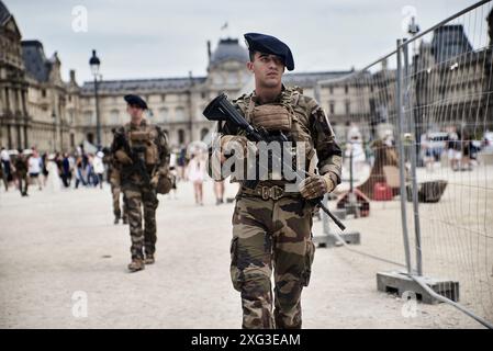 Paris, France. 05 juillet 2024. Antonin Burat/le Pictorium - opération Sentinelle patrouille dans les rues de Paris en prévision des Jeux Olympiques - 05/07/2024 - France/Paris - opération Sentinelle soldats patrouillant dans les rues de Paris en prévision des Jeux Olympiques et Paralympiques de 2024. Crédit : LE PICTORIUM/Alamy Live News Banque D'Images