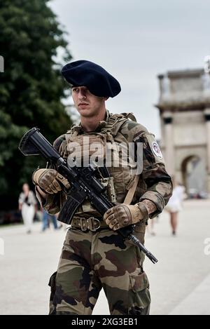 Paris, France. 05 juillet 2024. Antonin Burat/le Pictorium - opération Sentinelle patrouille dans les rues de Paris en prévision des Jeux Olympiques - 05/07/2024 - France/Paris - opération Sentinelle soldats patrouillant dans les rues de Paris en prévision des Jeux Olympiques et Paralympiques de 2024. Crédit : LE PICTORIUM/Alamy Live News Banque D'Images