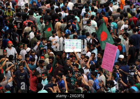 Des étudiants bangladais bloquent l'intersection de Shahbagh, lors d'une manifestation à Dhaka, Bangladesh, le 6 juillet 2024. Des centaines d'étudiants protestant sous le b Banque D'Images