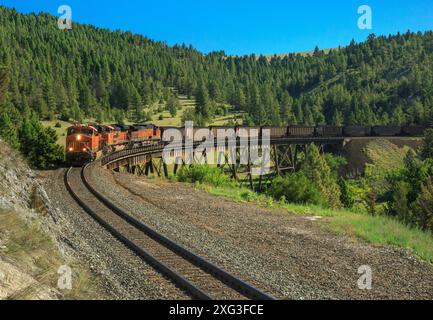 train de charbon en direction de mullan passe sur la ligne de partage continentale au-dessus d'un chevalet près d'austin, montana Banque D'Images