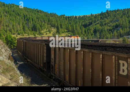 train de charbon en direction de mullan passe sur la ligne de partage continentale au-dessus d'un chevalet près d'austin, montana Banque D'Images