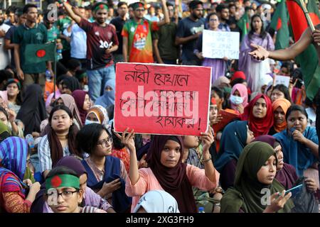 Des étudiants bangladais bloquent l'intersection de Shahbagh, lors d'une manifestation à Dhaka, Bangladesh, le 6 juillet 2024. Des centaines d'étudiants protestant sous le b Banque D'Images