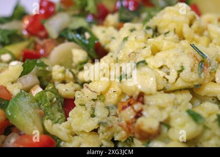 Œufs brouillés avec ciboulette hachée et légumes sautés Banque D'Images