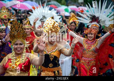 Bandung, Indonésie. 6 juillet 2024. Les gens participent au Festival Asie-Afrique 2024 à Bandung, Java Ouest, Indonésie, le 6 juillet 2024. Le festival a eu lieu sur le site historique de Asia Africa Street à Bandung pour promouvoir le tourisme de Java occidental. Crédit : Septianjar Muharam/Xinhua/Alamy Live News Banque D'Images