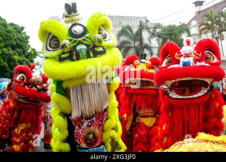 Bandung, Indonésie. 6 juillet 2024. Des artistes de danse du lion participent au Festival Asie-Afrique 2024 à Bandung, Java occidental, Indonésie, le 6 juillet 2024. Le festival a eu lieu sur le site historique de Asia Africa Street à Bandung pour promouvoir le tourisme de Java occidental. Crédit : Septianjar Muharam/Xinhua/Alamy Live News Banque D'Images