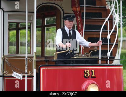 Tram avec rails dans la rue à beamish. Banque D'Images