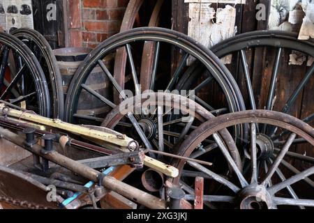 Roues de chariot et de wagon en atelier. 1920. Banque D'Images