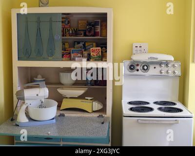 Cuisine et électroménagers dans la maison d'époque des années 1950. Banque D'Images