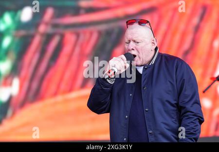 Shaun Ryder, de Black Grape, se produisant sur scène au BST Hyde Park à Londres avant le titre, Robbie Williams. Date de la photo : samedi 6 juillet 2024. Banque D'Images