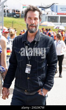 Hermsdorf, Allemagne. 06 juillet 2024. Hermsdorf : Moto GP Sachsenring 2024 le 6 juillet 2024, (photo de Juergen Tap) Keanu Reeves visitant le Moto GP au Sachsenring crédit : dpa/Alamy Live News Banque D'Images