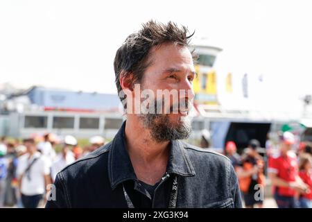 Hermsdorf, Allemagne. 06 juillet 2024. Hermsdorf : Moto GP Sachsenring 2024 le 6 juillet 2024, (photo de Juergen Tap) Keanu Reeves visitant le Moto GP au Sachsenring crédit : dpa/Alamy Live News Banque D'Images