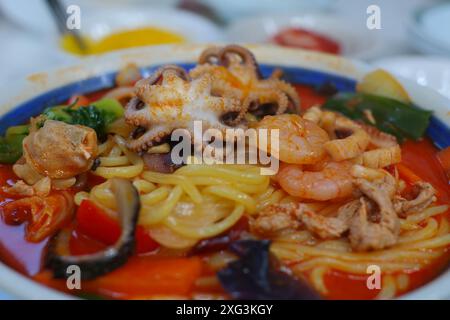 Le Jjambbong est un plat de nouilles chinoises de style coréen avec des fruits de mer, de la viande et des légumes Banque D'Images