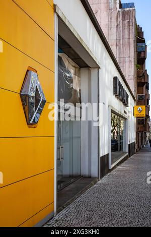 Famalicao, Portugal : salle d'exposition de la concession automobile Confiauto représentant le constructeur automobile Renault. Confiauto est le plus grand concessionnaire automobile dans le nord Banque D'Images