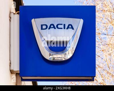 Famalicao, Portugal : bardeau ou panneau du constructeur automobile Dacia sur la salle d'exposition automobile. Symbole de marque automobile, logotype, emblème, marque déposée, signe Banque D'Images