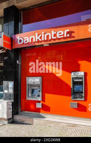 Famalicao, Portugal : Bankinter Bank avec un terminal de distributeur automatique Multibanco alias GAB géré par SIBS, avec logo de marque, signe ou symbole de Bankinter Banque D'Images