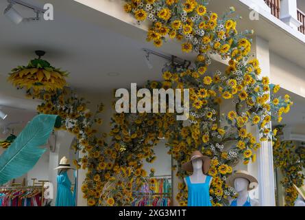 Une photo de tournesols décoratifs dans la vieille ville de Phuket. Banque D'Images