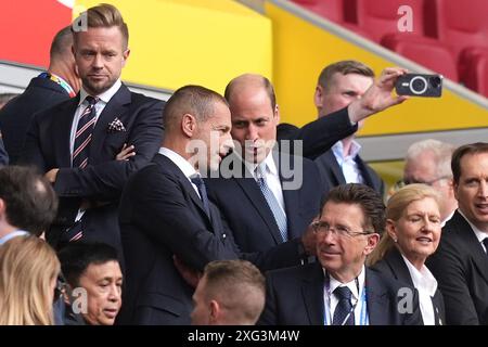 Le prince de Galles s'entretient avec le président de l'UEFA Aleksander Ceferin (centre gauche) avant le match de quart de finale de l'UEFA Euro 2024 à la Dusseldorf Arena, en Allemagne. Date de la photo : samedi 6 juillet 2024. Banque D'Images