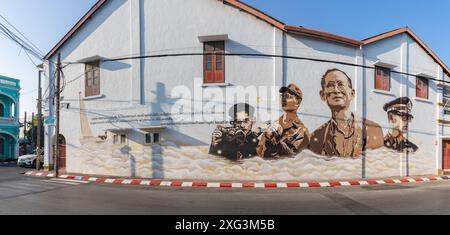 Une photo de la murale du roi Bhumibol dans la vieille ville de Phuket. Conçu par 4 Studio en 2016. Banque D'Images