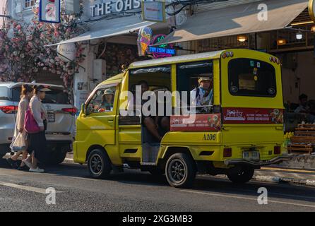 Une photo d'un tuk tuk jaune à Phuket. Banque D'Images
