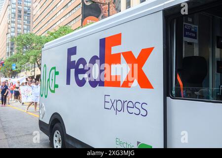 Toronto, ON, Canada – le 30 juin 2024 : affichage chez FedEx Corporation, anciennement Federal Express Corporation et plus tard FDX Corporation, Banque D'Images