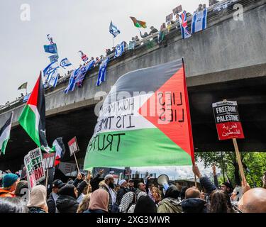 Londres, Royaume-Uni. 6 juillet 2024. Une minuscule manifestation pro-israélienne sur le pont de Waterloo conduit à une réaction passionnée de la marche beaucoup plus grande ci-dessous - le lendemain de l'élection amène Keir Starmer et le travail au pouvoir, une manifestation nationale et des dizaines de milliers de personnes marchent pour la Palestine de Russell Square à Parliament Square. La manifestation pro-palestinienne appelait également à la fin du génocide, au cessez-le-feu maintenant et à l'arrêt de l'armement d'Israël. Crédit : Guy Bell/Alamy Live News Banque D'Images