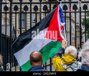 Londres, Royaume-Uni. 6 juillet 2024. Manifestants anti Starmer devant Downing Street - le lendemain de l'élection, Keir Starmer et les travailleurs au pouvoir, une manifestation nationale et des dizaines de milliers de personnes défilent pour la Palestine de Russell Square à Parliament Square. La manifestation pro-palestinienne appelait également à la fin du génocide, au cessez-le-feu maintenant et à l'arrêt de l'armement d'Israël. Crédit : Guy Bell/Alamy Live News Banque D'Images