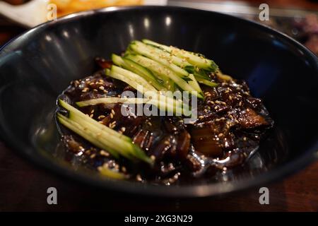 Le Jajangmyeon est un plat traditionnel de nouilles chinoises de style coréen Banque D'Images