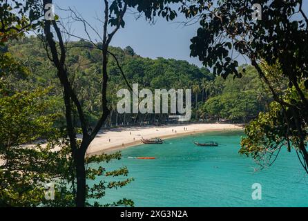 Une photo de Freedom Beach, à Phuket, vue depuis les collines. Banque D'Images