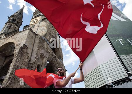 6 juillet 2024, Berlin, Allemagne : les fans de Turquie et des pays-Bas se sont rassemblés à Berlin le 6 juillet 2024, avant le match de quart de finale de l'UEFA Euro 2024 entre la Turquie et les pays-Bas. Les supporters se sont réunis à Breitscheidplatz et Hammarskjoeldplatz, s'engageant dans des marches de fans vers l'Olympiastadion. L'atmosphère était animée alors que les fans agitaient des drapeaux, chantaient des chansons et scandaient des slogans soutenant leurs équipes. Les autorités se sont préparées pour le match à enjeux élevés en déployant plus de 3 000 policiers. Cette désignation intervient dans un contexte de tensions politiques accrues, y compris la brève visite de Turcs Banque D'Images