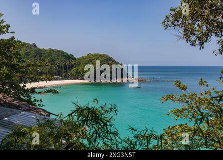Une photo de Freedom Beach, à Phuket, vue depuis les collines. Banque D'Images