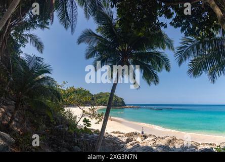 Une photo de Freedom Beach, à Phuket, vue depuis les collines. Banque D'Images