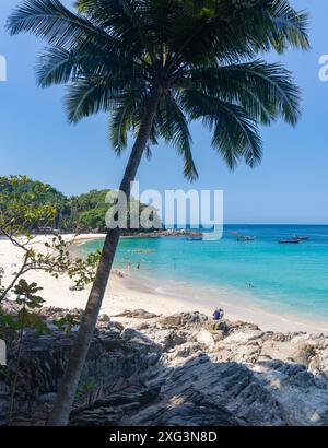 Une photo de Freedom Beach, à Phuket, vue depuis les collines. Banque D'Images