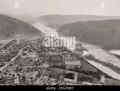 Vue aérienne de Harpers Ferry ; Virginie-occidentale à la jonction des rivières Potomac et Shenandoah - avril 1930 Banque D'Images